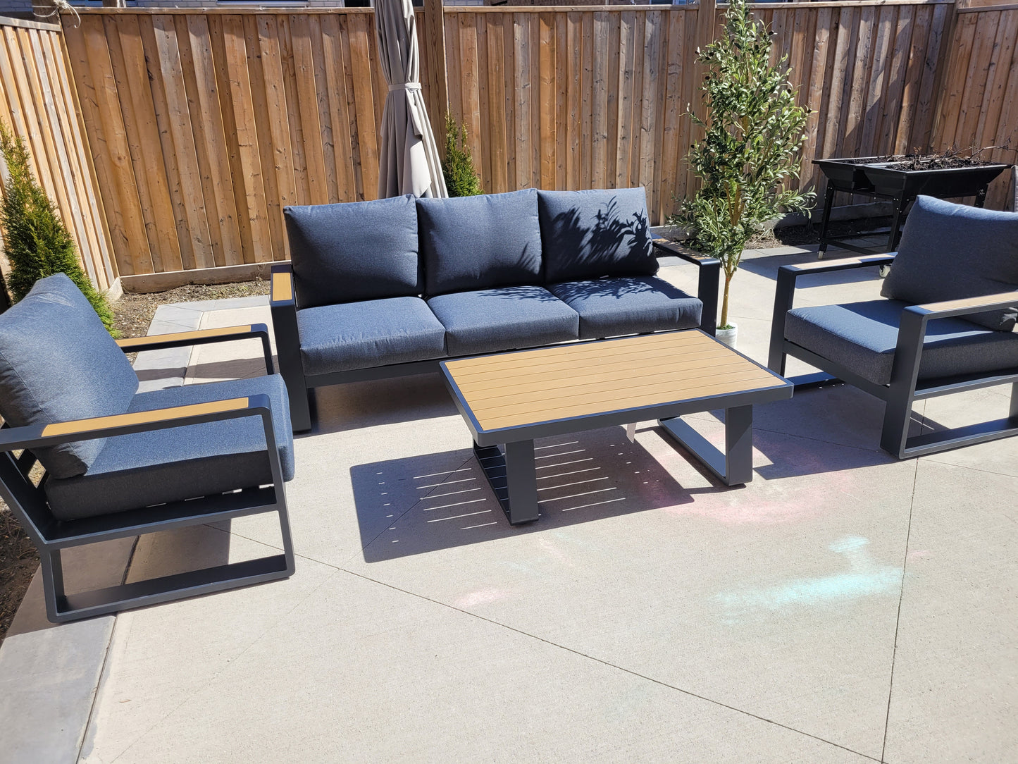 KJARLIGHET Modern 5-Seater Aluminum Patio Set with Polywood Coffee Table
