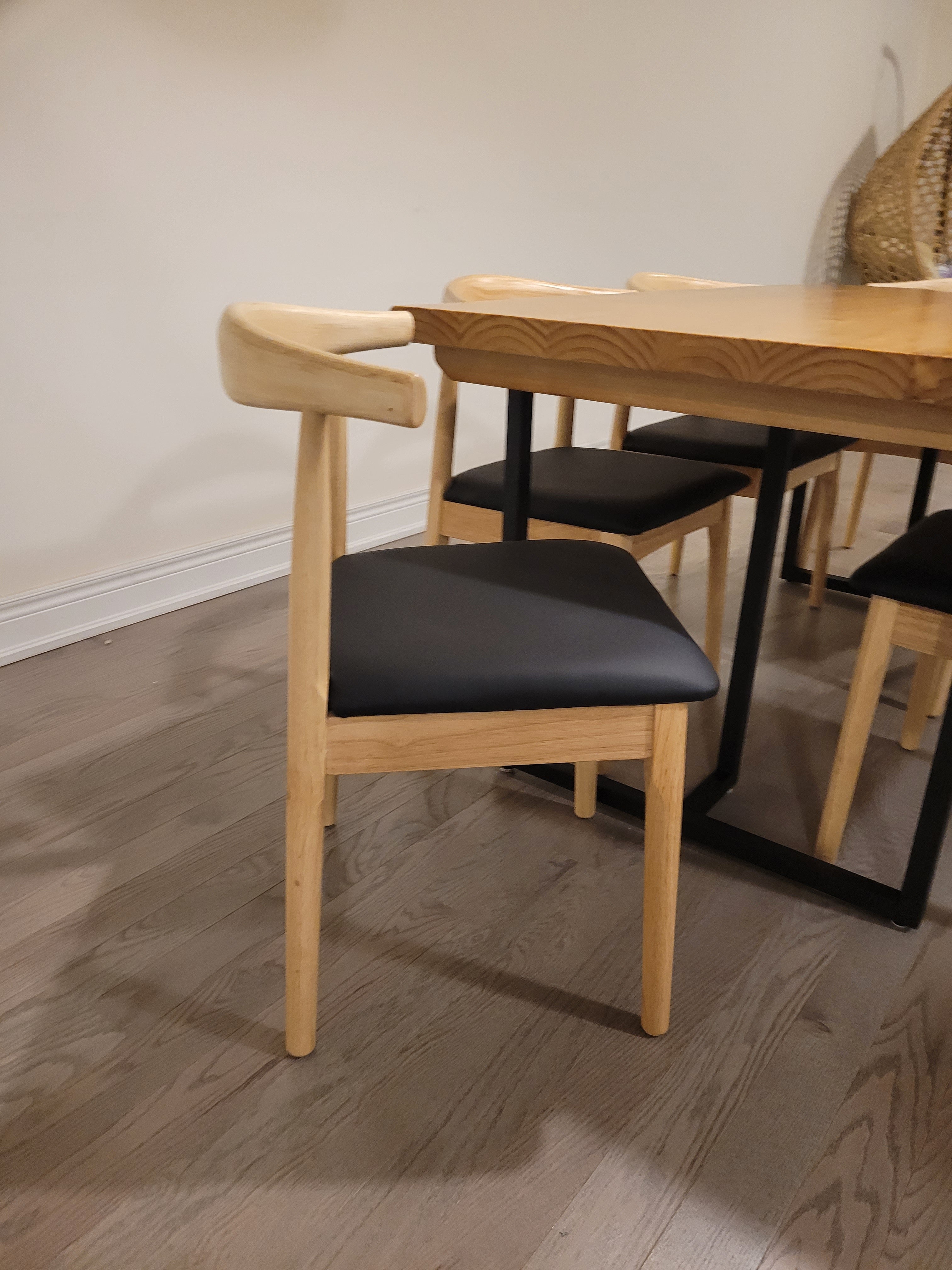 Horn chair with cushion (PU leather)AR Dynamic CaEnhance your dining experience with our solid wood dining chairs with a unique horn-shaped design. Made from high quality rubberwood, these chairs provide a stable acushion (PU leather)AR Dynamic Ca