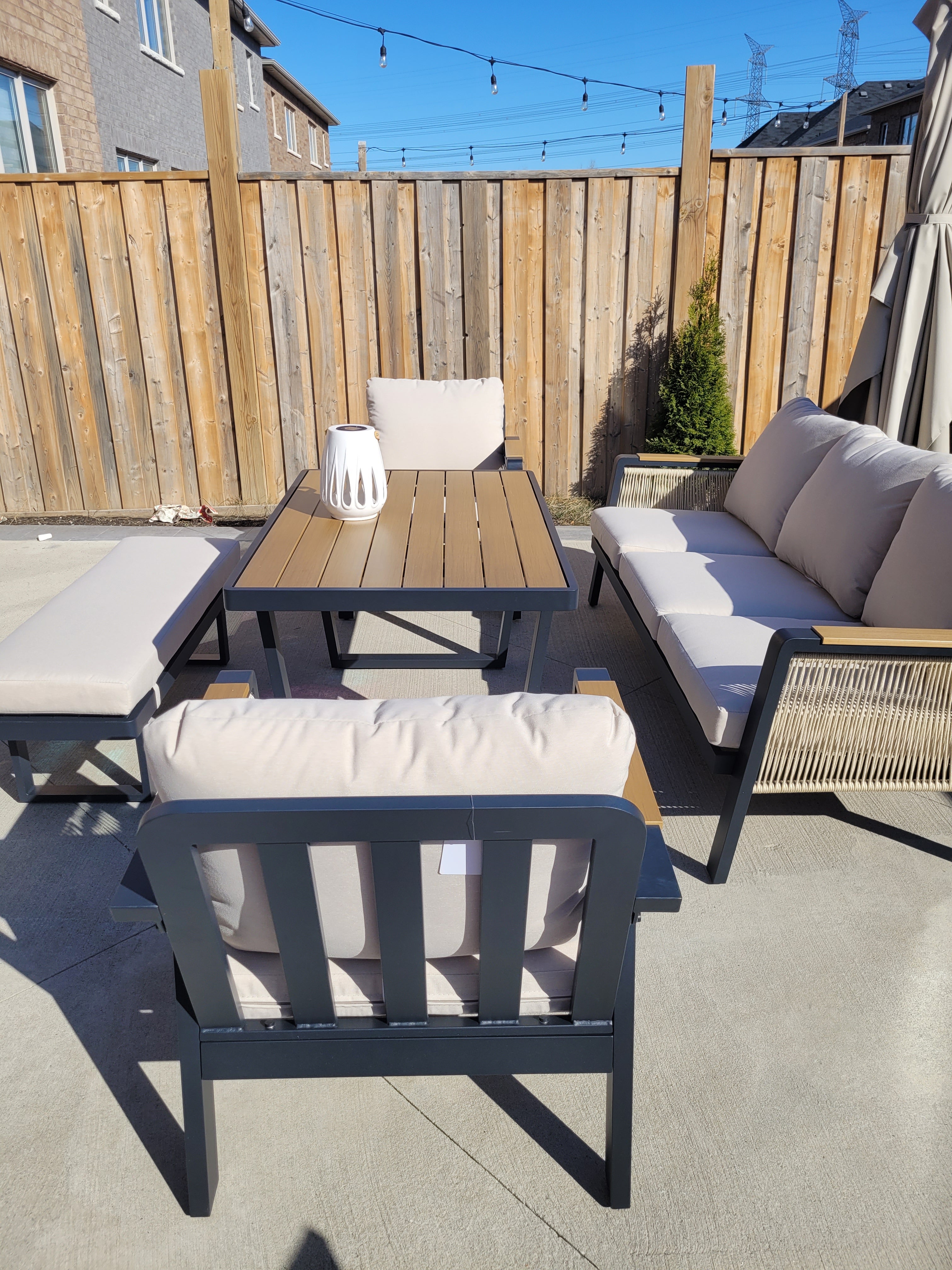 SNAKK SKITTENT Luxury Aluminum Dining Patio Set with Teak Wood Accents – Modern Outdoor Lounge Set