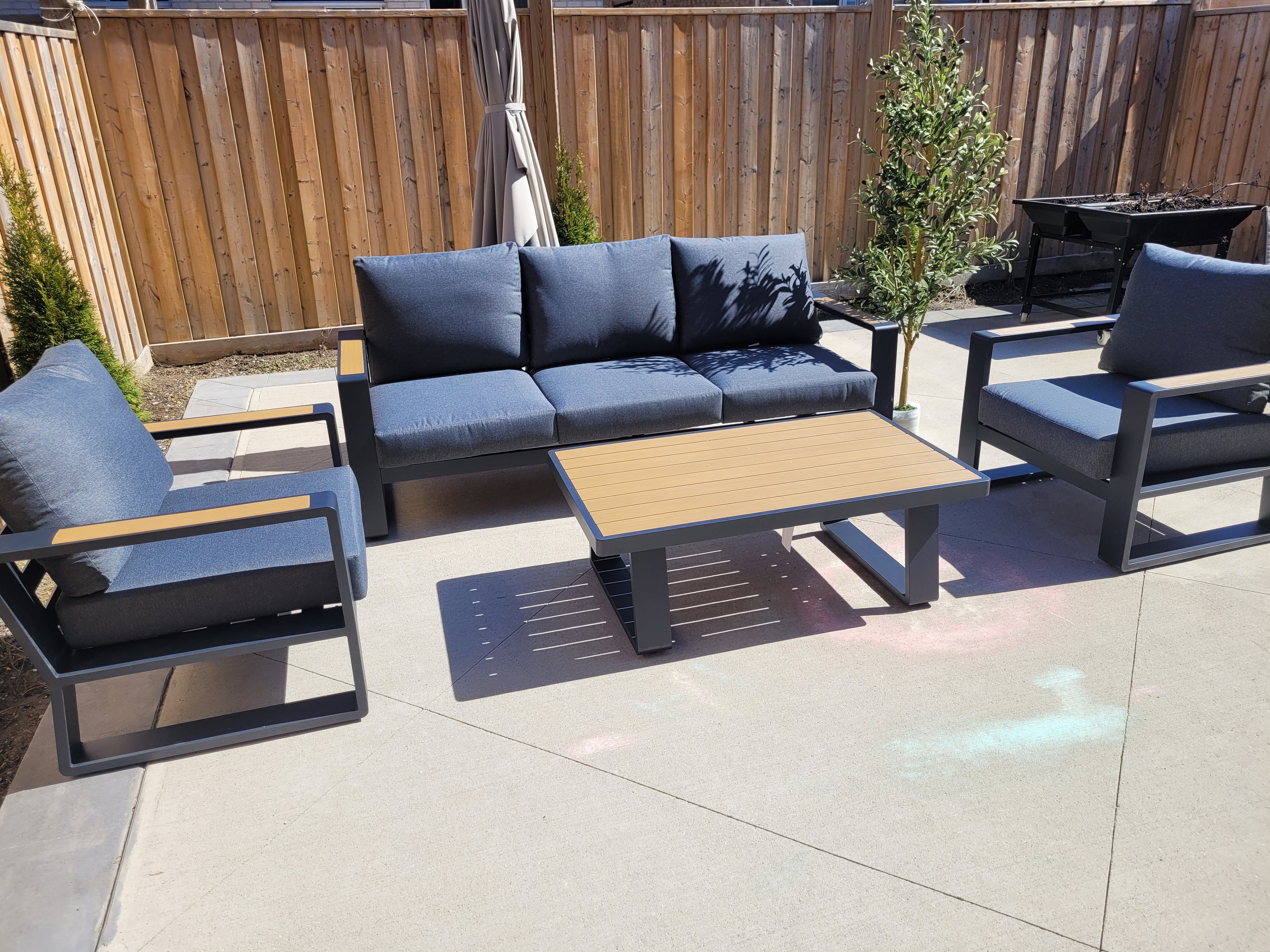 KJARLIGHET  Modern 5-Seater Aluminum Patio Set with Polywood Coffee Table