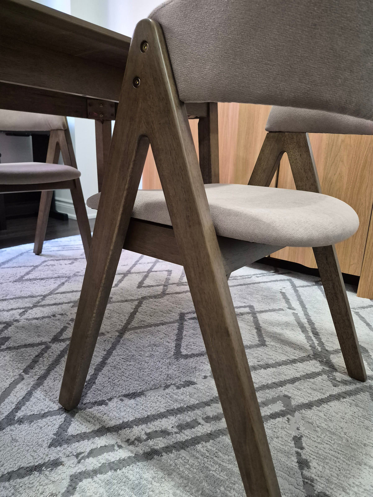 Detail of ELIO dining tabletop edge and table leg