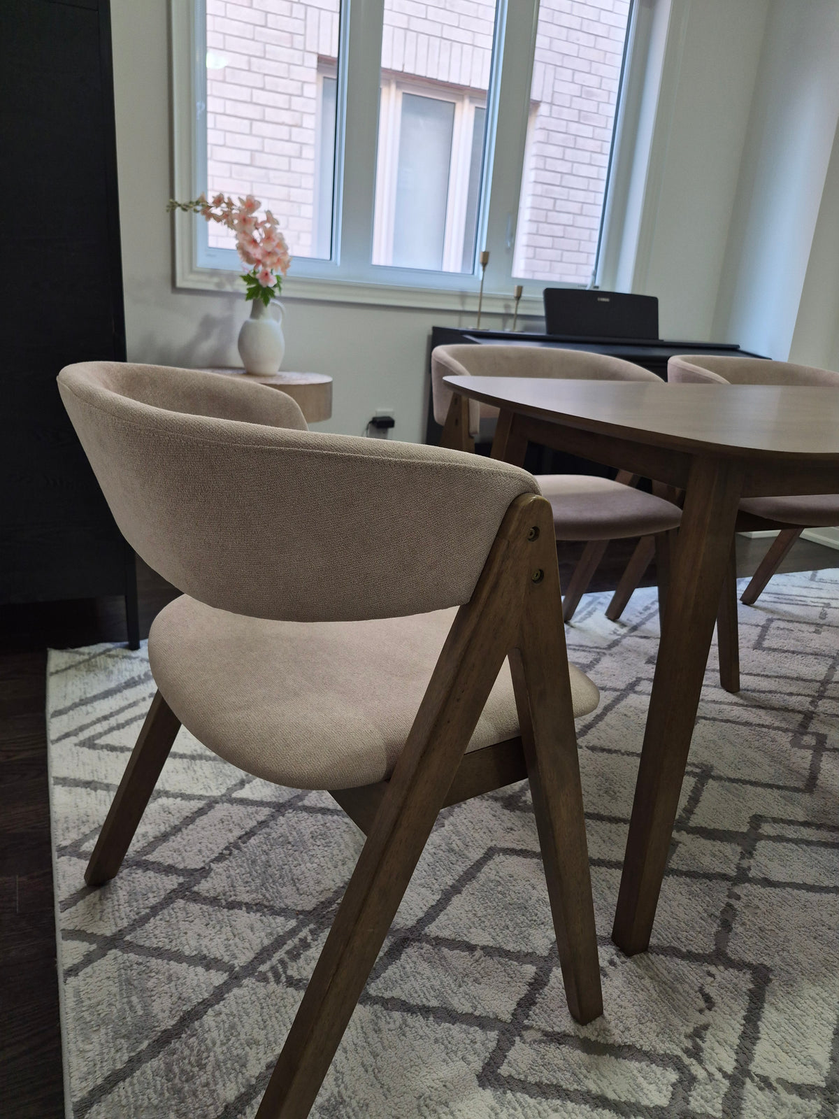ELIO veneer tabletop showing wood grain and rounded corners