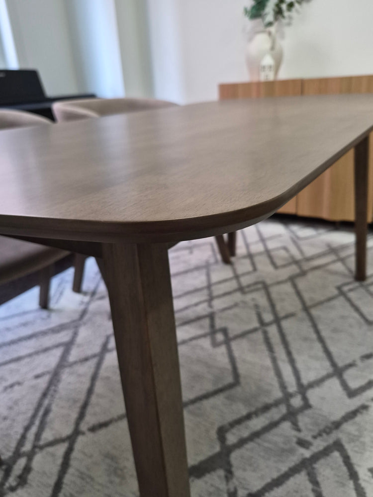 ELIO dining chair with curved upholstered back