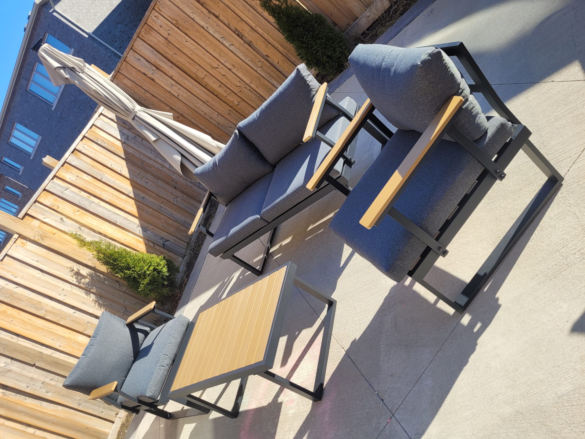 VAKKER  Modern 4 Seater Aluminum Patio Set with Polywood Coffee Table CHARCOAL GREY CUSHION