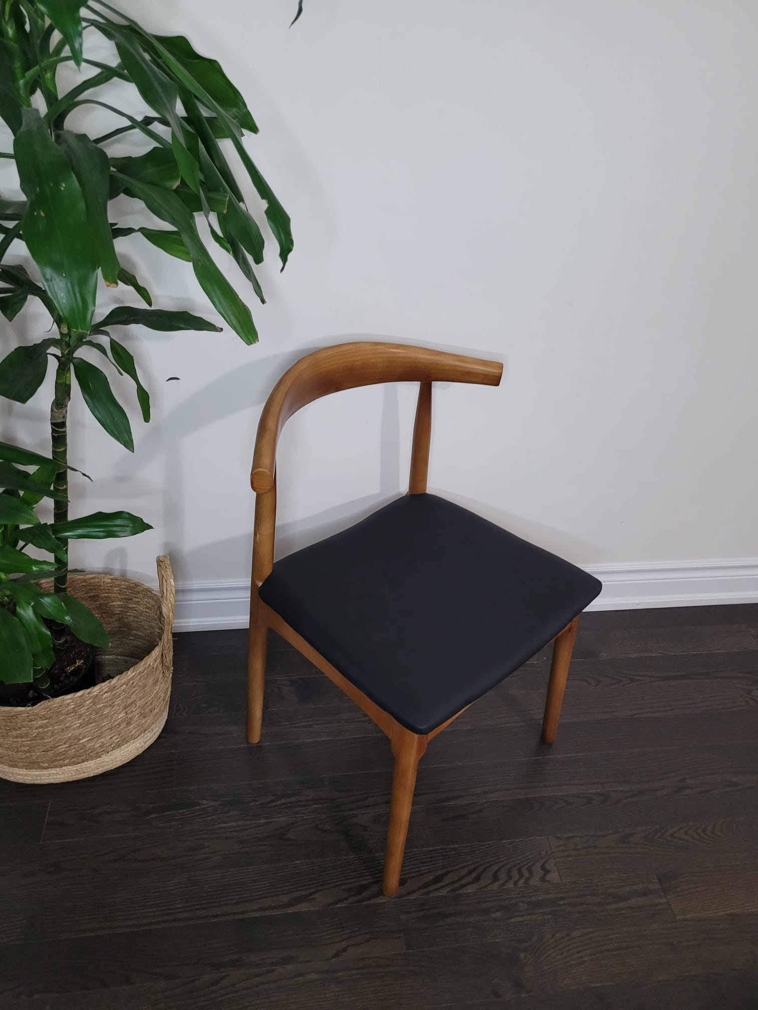 Chestnut Horn chair with PU leather cushion and solid rubberwood frame for durable, ergonomic seating